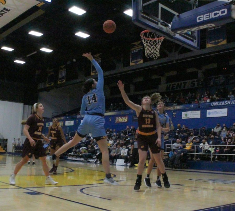 Katie Shumate (14), junior guard on Kent's women's basketball team, scored 21 points against Central Michigan University. Feb. 2, 2022.