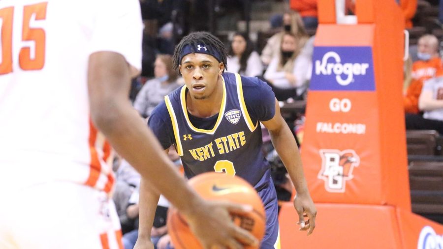 Redshirt junior guard Sincere Carry defends against a Bowling Green player during the Kent State men's basketball team's game against the Falcons on Saturday, Jan. 29, 2022 in Bowling Green, Ohio. 