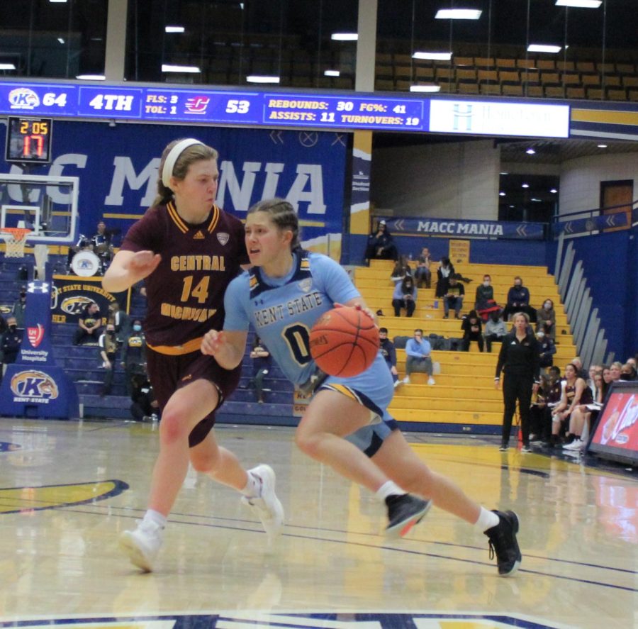 Sophomore guard on Kent's women's basketball team, Casey Santoro, dribbling down the court on Wed. Feb. 2, 2022 against Central Michigan university.