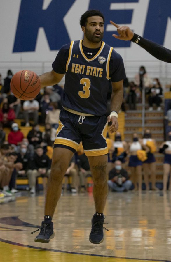 Redshirt junior guard Sincere Carry (3) dribbles the ball down the court during the men's basketball game against Western Michigan University on Jan. 25, 2022. Kent State beat Western Michigan 75-64.