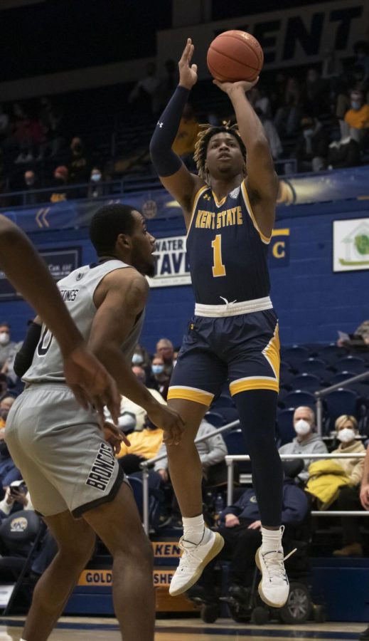 Redshirt freshman VonCameron Davis (1) shoots during the men's basketball game against Western Michigan University Jan. 25, 2022. Kent State beat Western Michigan 75-64.