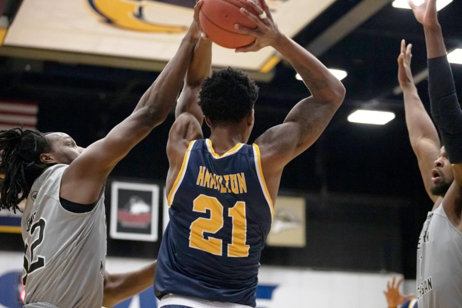 Redshirt senior forward Justyn Hamilton (21) passes the ball to his teammates during the men's basketball game on Jan. 25, 2022. Kent State beat Western Michigan University 75-64.