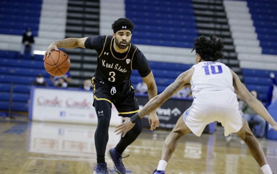 Redshirt junior guard Sincere Carry makes a move to the basket during the Kent State men's basketball team's loss to Buffalo in Buffalo, New York on Friday, Jan. 21. 