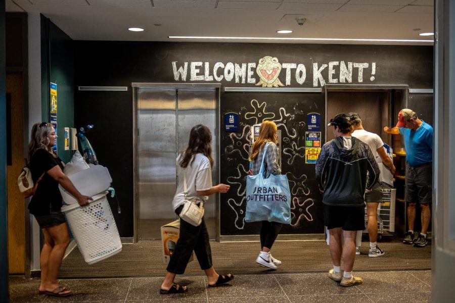 Students, with help from their family and friends, move into Koonce Hall on Aug. 20, 2022.