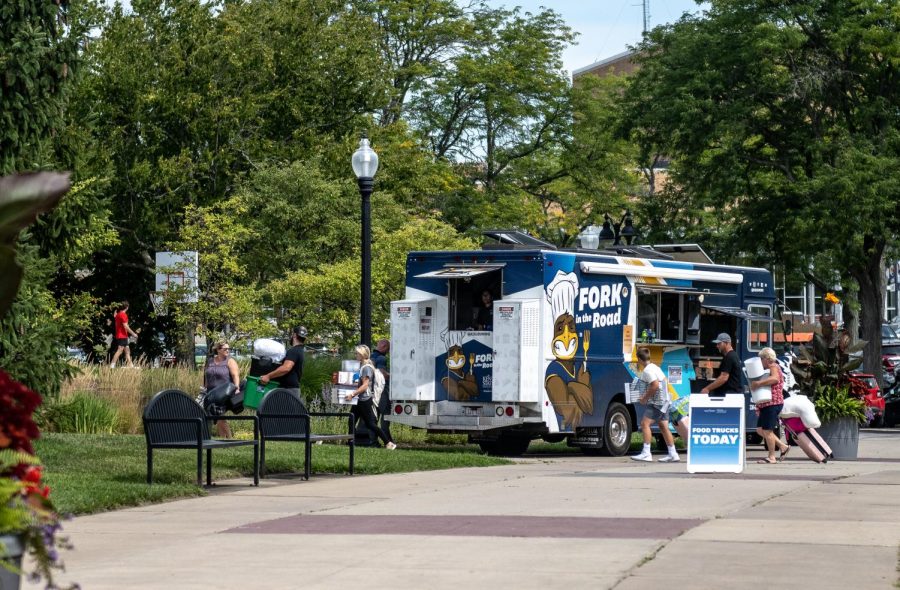 Food trucks serving students, with help from their family and friends, at Kent State move-in on Aug. 20, 2022.