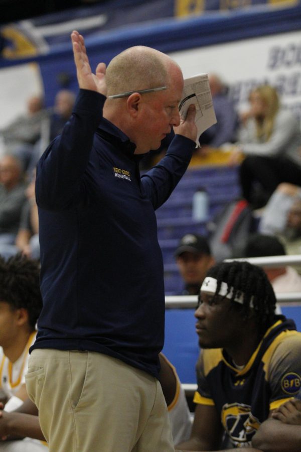 Head Coach Rob Senderoff talks to one of his players in Kent State’s 94-68 win over Arkansas-Pine Bluff state on Wednesday afternoon.