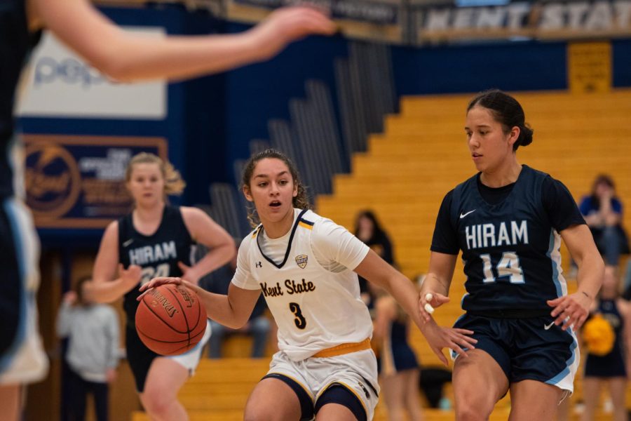 Kent State freshman Corynne Hauser weaves around Hiram players as she works her way to the net during the game Dec. 11, 2022.