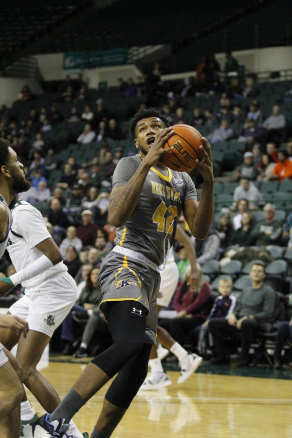 Center Cli'Ron Horbeak goes up for the layup in Kent State's 67-58 win over Cleveland State on Saturday afternoon.