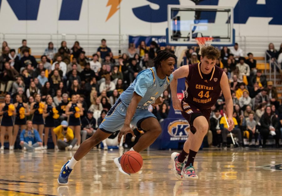 Kent State redshirt senior Malique Jacobs darts around Central Michigan University freshman Max Majerle during the game against Central Michigan University on Jan. 31, 2023.