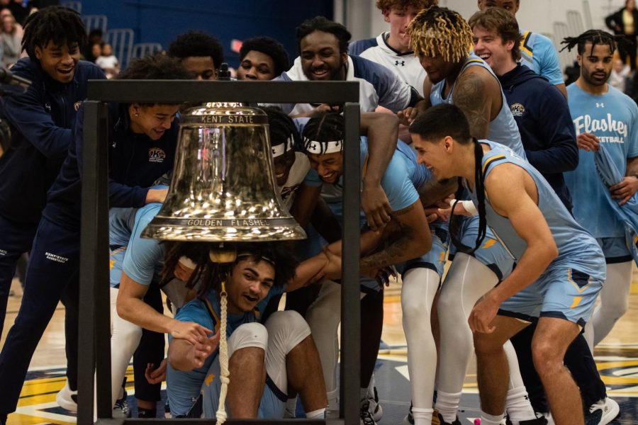 The Kent State men's basketball team rings the bell after securing a narrow victory against Central Michigan University on Jan. 31, 2023. The game ended with a final score of 81-69.