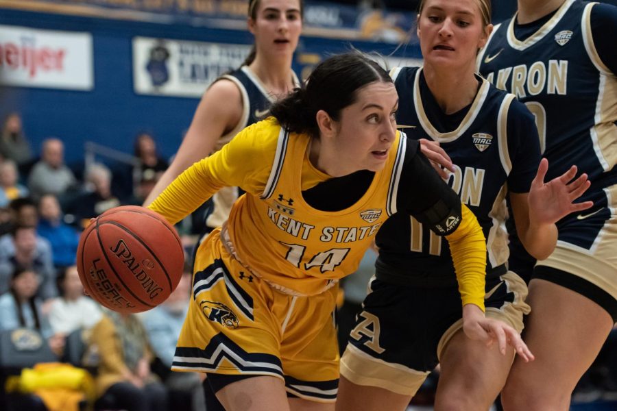 Kent State senior Katie Shumate dribbles in toward the net during the wagon wheel game against Akron Feb. 18, 2023.