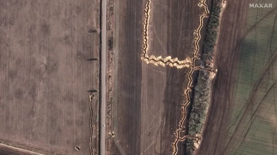 Three rows of dragon's teeth and trenches, east of Vasylivka, Zaporozhzhia -- March 4
Satellite image ©2023 Maxar Technologies