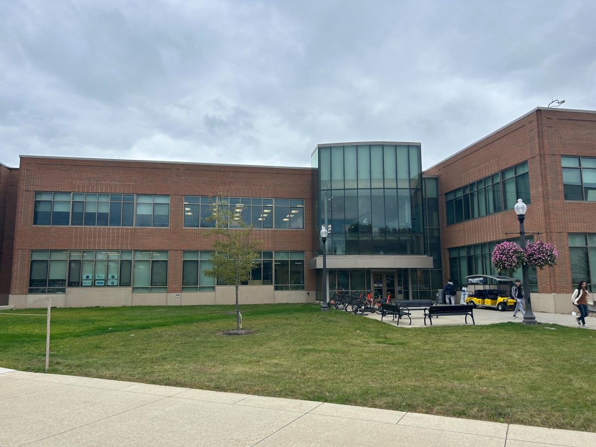 Students enter and exit the Aeronautics and Engineering Building on Oct. 17, 2023.