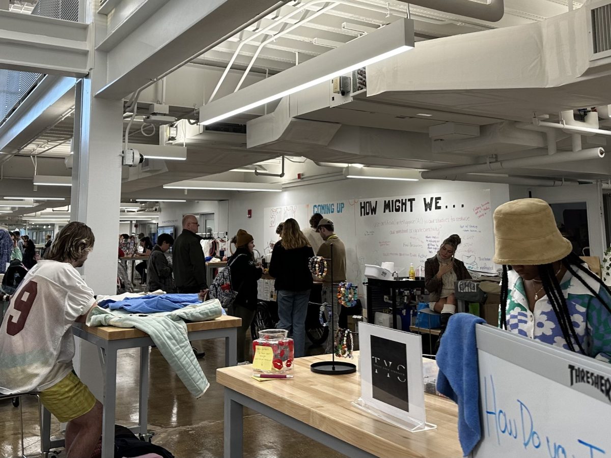 Student entrepreneurs participate in tabling at the "Pitch & Ponder Showcase" in the Design and Innovation Hub on Thursday. 
 
