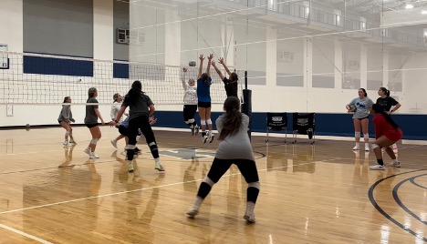 The women’s club volleyball team scrimmages in preparation for their upcoming tournament Jan. 29, 2024. 