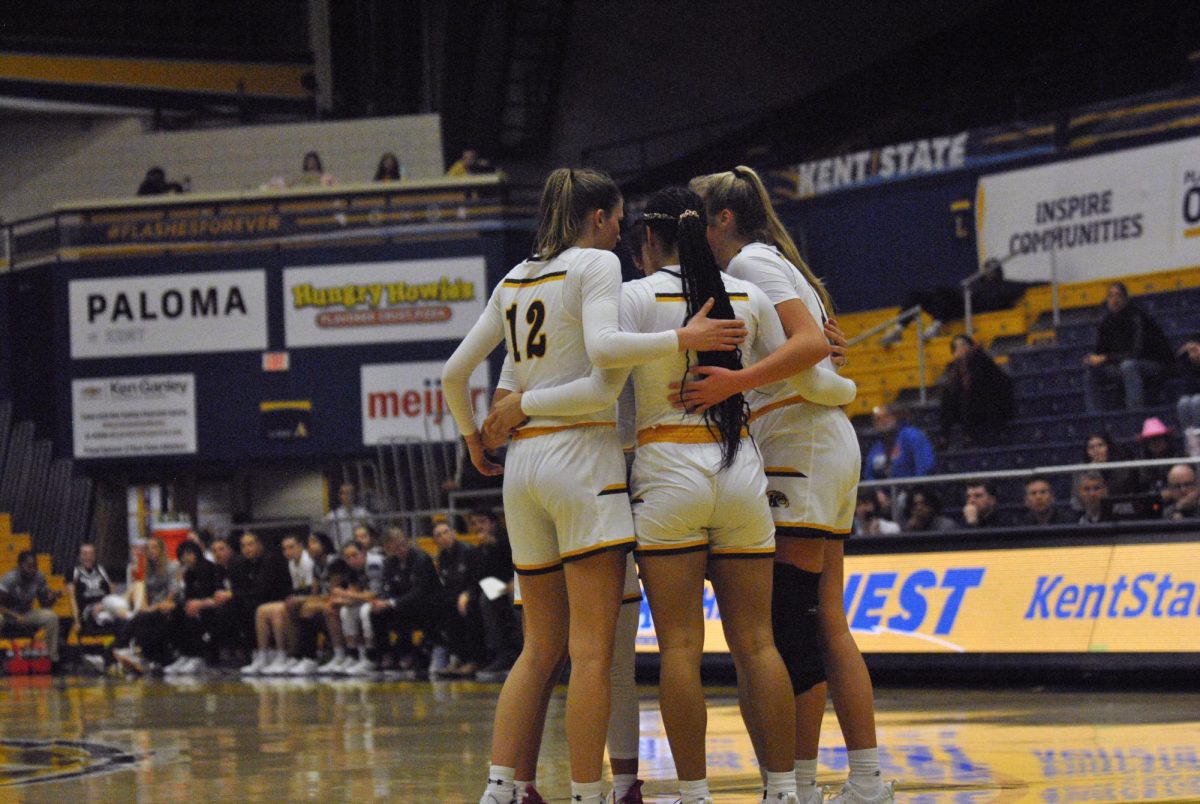 The women's basketball team huddles during the game Wednesday night against the Western Michigan Broncos on Feb. 7, 2024.