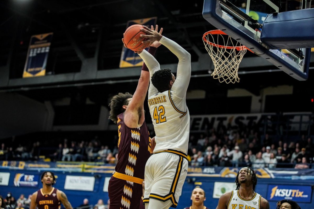 Center Cli’Ron Hornbeak attacks the basket on Saturday against Central Michigan.