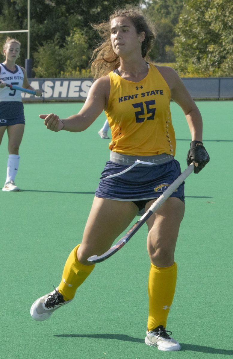 Sept. 13, 2024, sophomore midfielder Sophia Livingston (25) gestures to a teammate that she’s open at the field hockey game against Penn State.