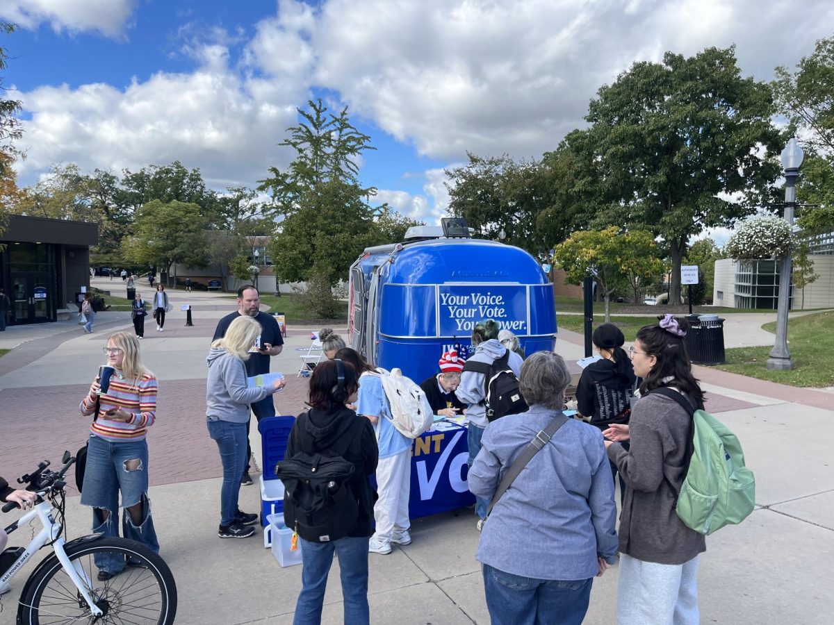 Representatives of the League of Women Voters of Kent register students to vote in front of the DI Hub Oct. 7.