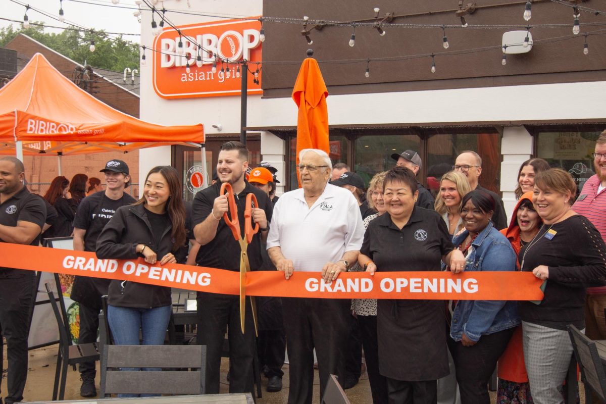 Bibi Bop Spokespeople and Kent Mayor Jerry Fiala cut the ribbon at BibiBop Grand Opening on May 22, 2025.