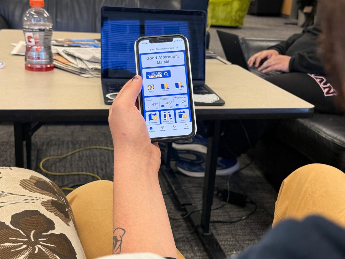 Kent State library gives free online access to students through their phones, March 2, 2026.
