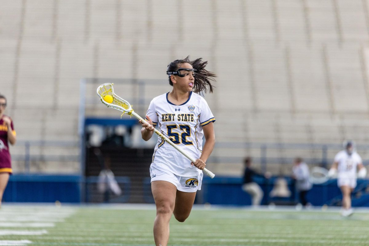 Kent State Sophomore Katlyn Binnix moves down the field against CMU on April 18, 2026.